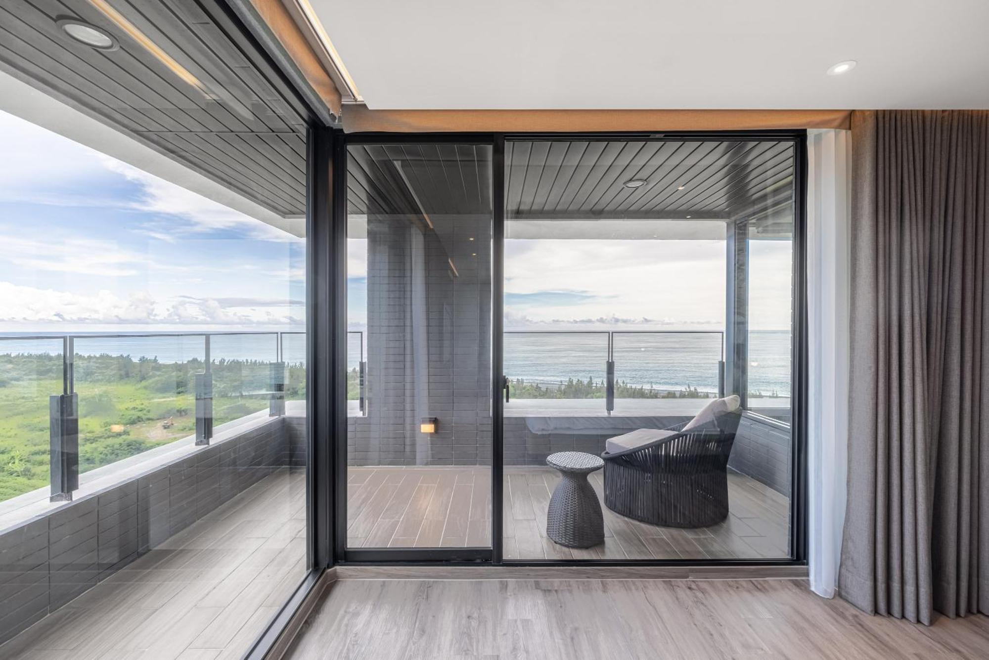 Lakeshore Hotel Hualien Taroko Shunan الغرفة الصورة A sliding door
