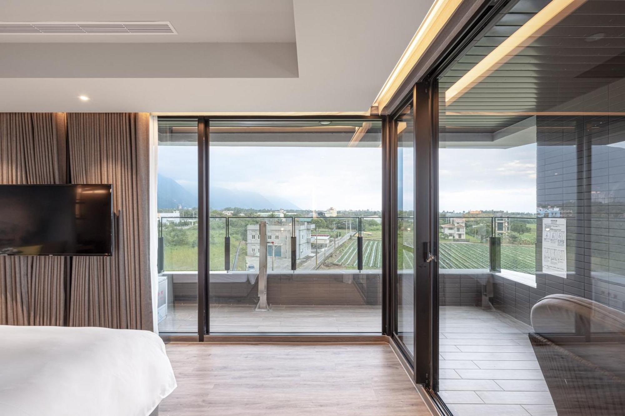 Lakeshore Hotel Hualien Taroko Shunan الغرفة الصورة A sliding door