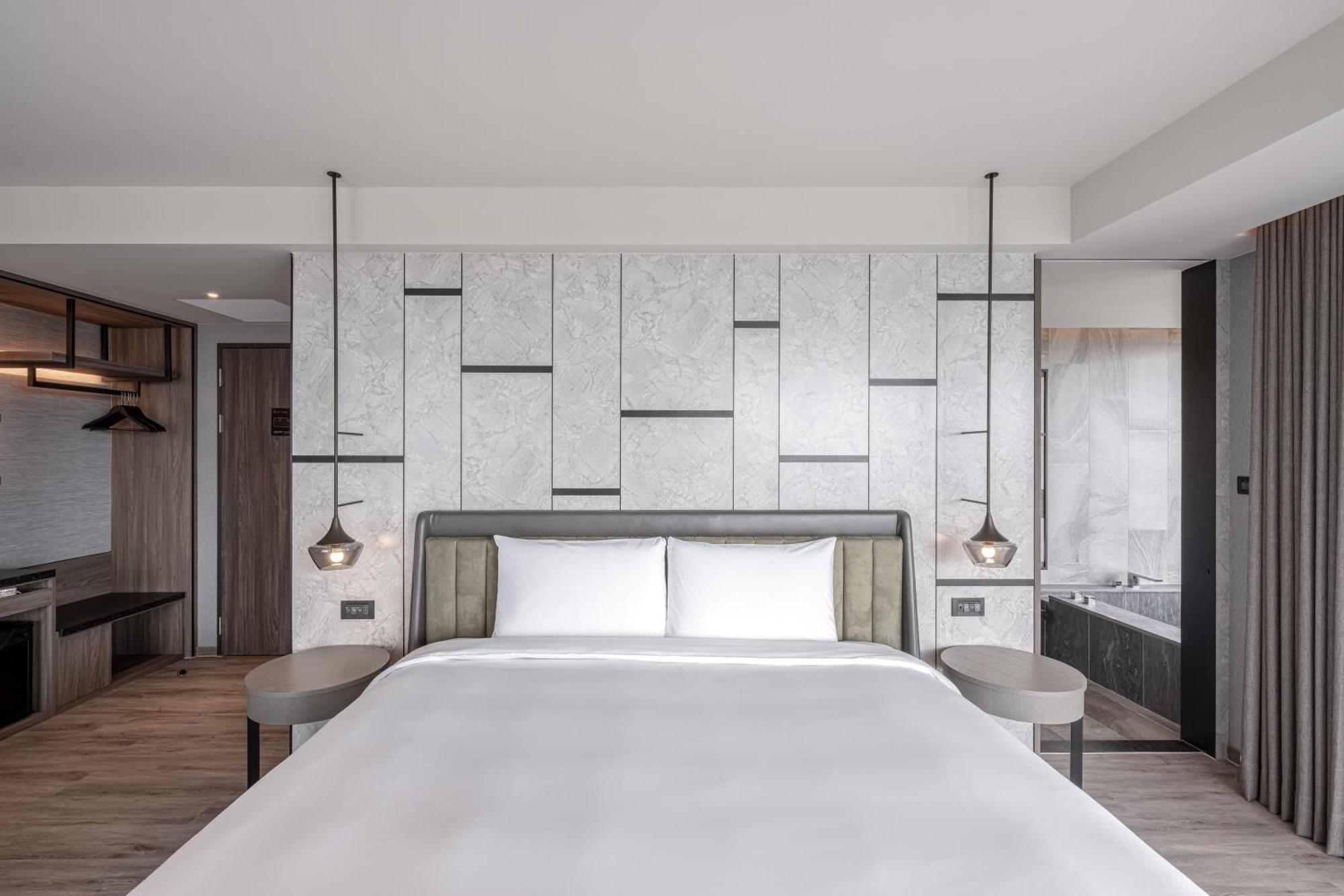 Lakeshore Hotel Hualien Taroko Shunan الغرفة الصورة A bedroom at the hotel